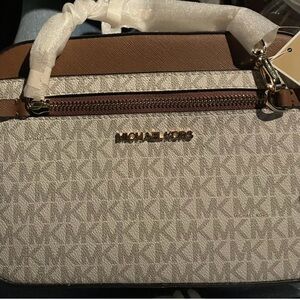 NEW WITH TAGS MICHAEL KORS JET SET EAST WEST ZIP CHAIN MK LEATHER CROSSBODY BAG